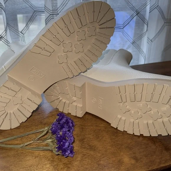 ZBY Cream Chelsea Boots - Picture 4 of 8